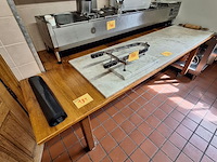 Lot 131 - tafel op wielen - afbeelding 1 van  2