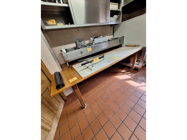 Lot 131 - tafel op wielen - afbeelding 2 van  2