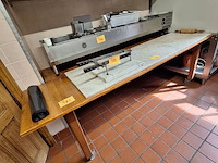 Lot 131 - tafel op wielen - afbeelding 2 van  2