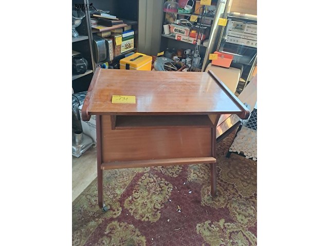 Lot 131 - vintage serveerwagentje op wielen met elegant z-frame, eiken - afbeelding 1 van  3