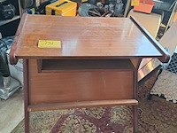 Lot 131 - vintage serveerwagentje op wielen met elegant z-frame, eiken - afbeelding 1 van  3