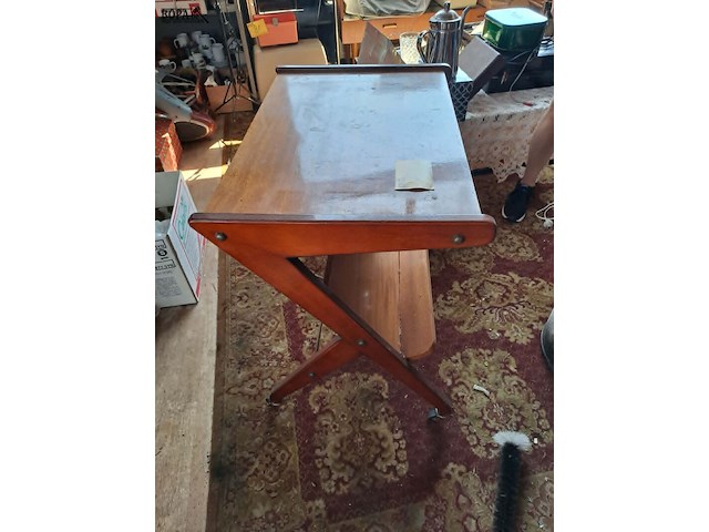Lot 131 - vintage serveerwagentje op wielen met elegant z-frame, eiken - afbeelding 2 van  3