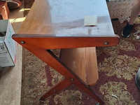 Lot 131 - vintage serveerwagentje op wielen met elegant z-frame, eiken - afbeelding 2 van  3