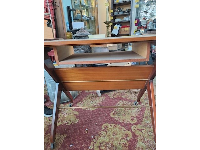 Lot 131 - vintage serveerwagentje op wielen met elegant z-frame, eiken - afbeelding 3 van  3