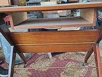 Lot 131 - vintage serveerwagentje op wielen met elegant z-frame, eiken - afbeelding 3 van  3