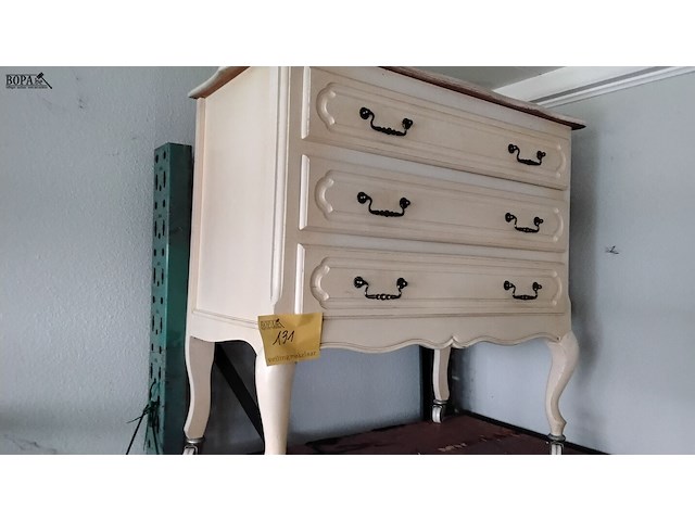 Lot 131 - vintage wit ladenkastje op wielen - afbeelding 1 van  1