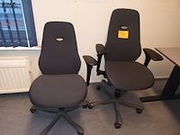 Lot 132 - bureaustoel. 2 stuks - afbeelding 1 van  2