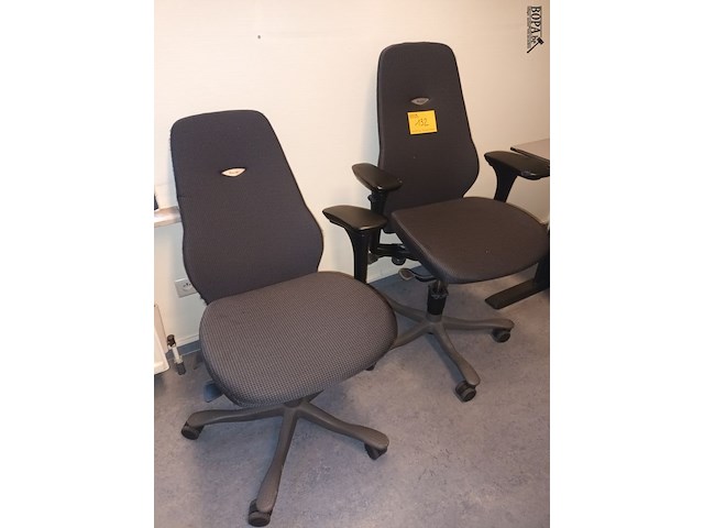 Lot 132 - bureaustoel. 2 stuks - afbeelding 2 van  2