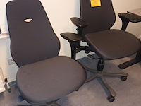 Lot 132 - bureaustoel. 2 stuks - afbeelding 2 van  2