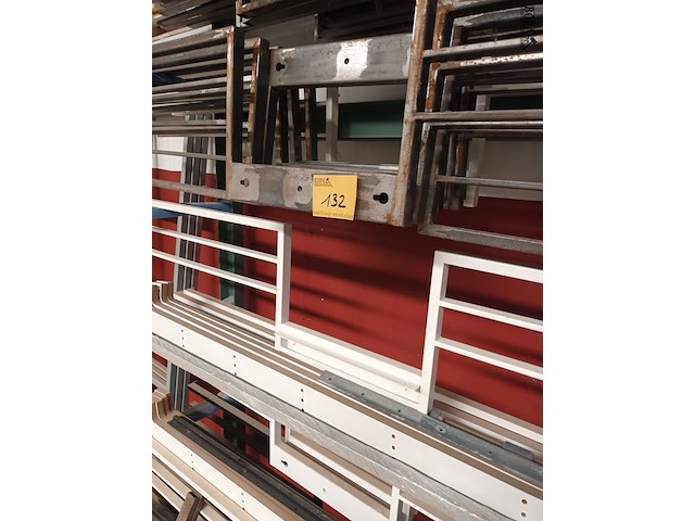 Lot 132 - draagarmrek met inhoud - afbeelding 4 van  4