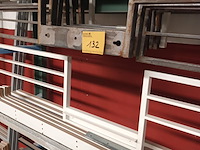 Lot 132 - draagarmrek met inhoud - afbeelding 4 van  4