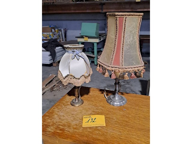 Lot 132 - duo van antieke nachtlampjes - afbeelding 1 van  3
