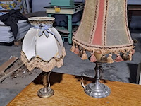 Lot 132 - duo van antieke nachtlampjes - afbeelding 1 van  3