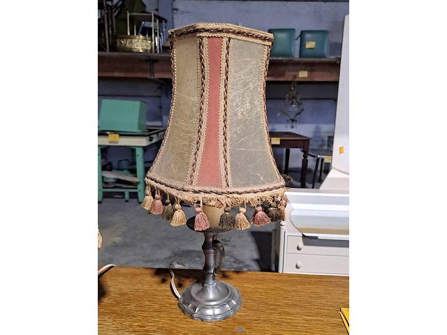 Lot 132 - duo van antieke nachtlampjes - afbeelding 2 van  3