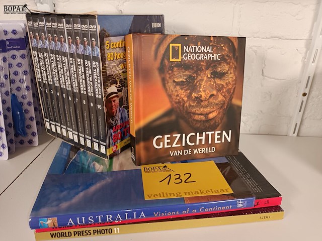 Lot 132 - dvd’s en boeken geografie - afbeelding 1 van  4