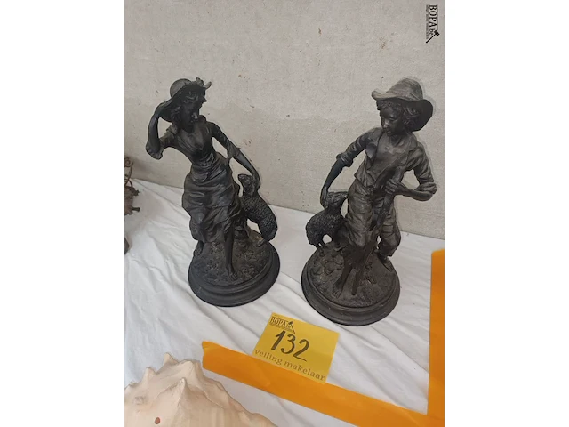 Lot 132 - koppel beelden - afbeelding 1 van  5