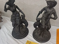 Lot 132 - koppel beelden
