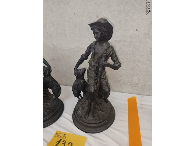 Lot 132 - koppel beelden - afbeelding 2 van  5