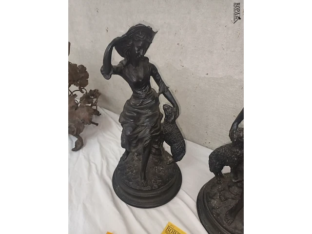 Lot 132 - koppel beelden - afbeelding 3 van  5