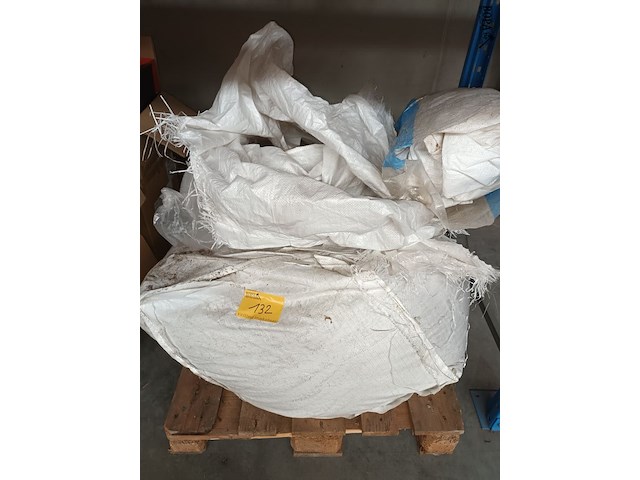 Lot 132 - paardenvoer - afbeelding 1 van  2