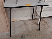 Lot 132 - retro keukentafel - afbeelding 1 van  2