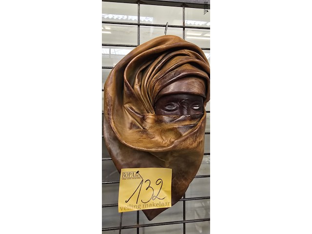 Lot 132 - vintage decoratief lederen masker - afbeelding 1 van  1