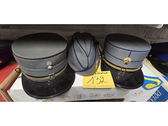 Lot 132 - zwitserland 2 kepies + 1 schuitje - afbeelding 1 van  4