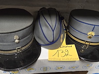 Lot 132 - zwitserland 2 kepies + 1 schuitje - afbeelding 1 van  4