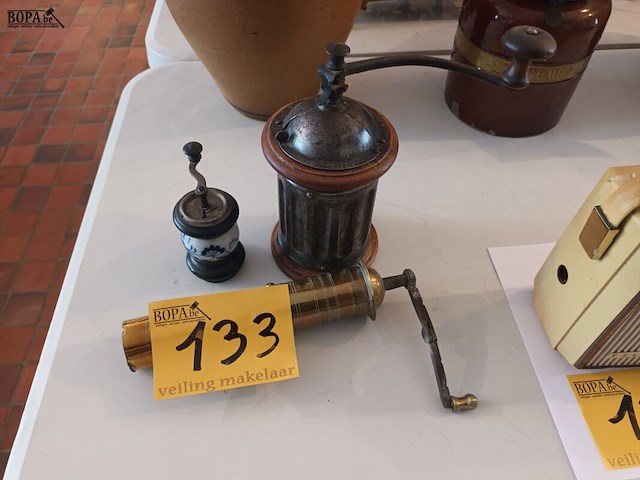 Lot 133 - antieke koffie- en pepermolens. 3 stuks - afbeelding 1 van  4