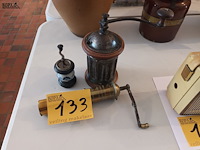 Lot 133 - antieke koffie- en pepermolens. 3 stuks - afbeelding 1 van  4