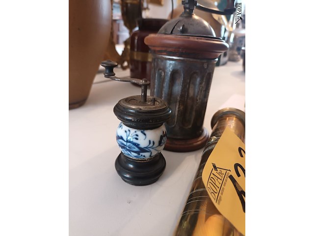 Lot 133 - antieke koffie- en pepermolens. 3 stuks - afbeelding 3 van  4