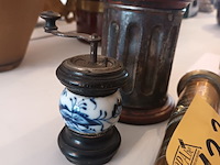 Lot 133 - antieke koffie- en pepermolens. 3 stuks - afbeelding 3 van  4