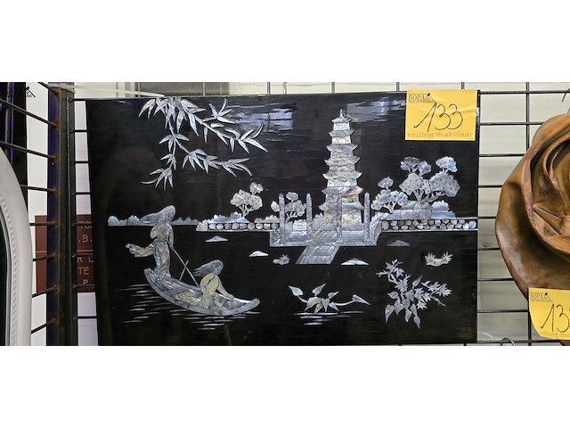 Lot 133 - aziatisch gelakt paneel - afbeelding 1 van  3