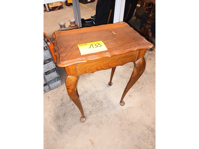 Lot 133 - bijzettafel - afbeelding 1 van  4