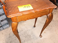 Lot 133 - bijzettafel - afbeelding 1 van  4