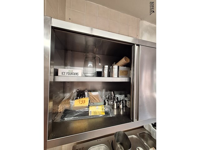 Lot 133 - diversen. inhoud hangkast - afbeelding 1 van  2