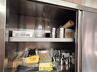 Lot 133 - diversen. inhoud hangkast - afbeelding 1 van  2