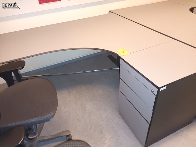 Lot 133 - hoekbureau met ladeblok - afbeelding 1 van  2