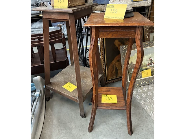 Lot 133 - houten vintage bijzettafels - 2 stuks - afbeelding 1 van  3