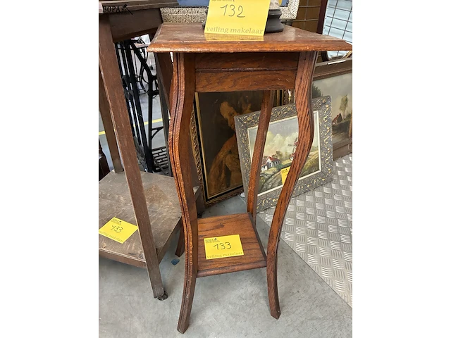 Lot 133 - houten vintage bijzettafels - 2 stuks - afbeelding 3 van  3