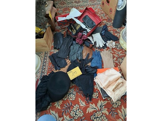 Lot 133 - lot schoonheid en accesoires: lederen handschoenen, rouwacce - afbeelding 1 van  7