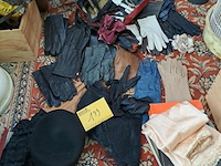 Lot 133 - lot schoonheid en accesoires: lederen handschoenen, rouwacce - afbeelding 1 van  7