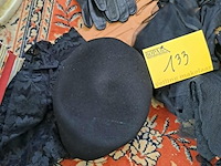 Lot 133 - lot schoonheid en accesoires: lederen handschoenen, rouwacce - afbeelding 2 van  7