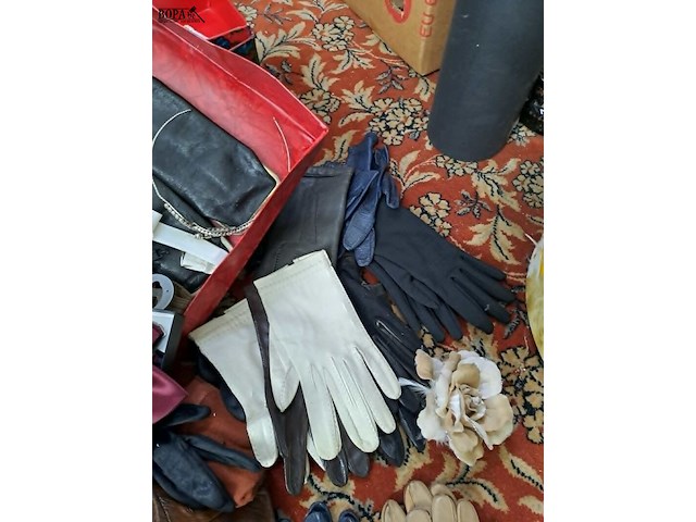 Lot 133 - lot schoonheid en accesoires: lederen handschoenen, rouwacce - afbeelding 3 van  7
