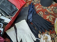 Lot 133 - lot schoonheid en accesoires: lederen handschoenen, rouwacce - afbeelding 3 van  7