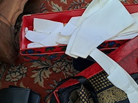 Lot 133 - lot schoonheid en accesoires: lederen handschoenen, rouwacce - afbeelding 4 van  7