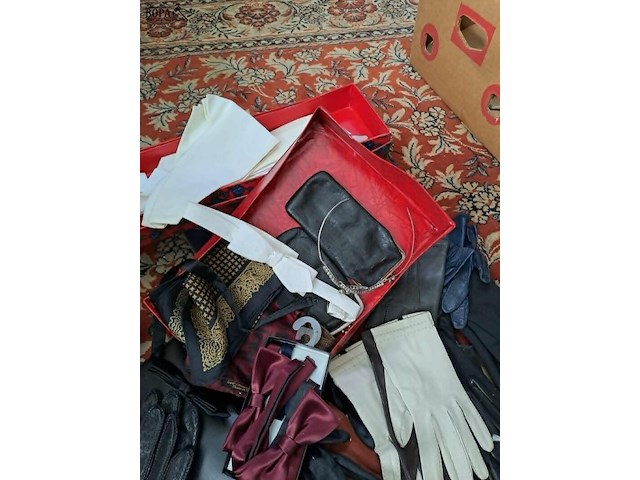 Lot 133 - lot schoonheid en accesoires: lederen handschoenen, rouwacce - afbeelding 5 van  7