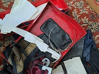 Lot 133 - lot schoonheid en accesoires: lederen handschoenen, rouwacce - afbeelding 5 van  7