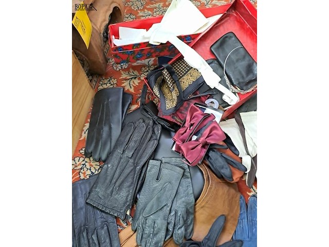 Lot 133 - lot schoonheid en accesoires: lederen handschoenen, rouwacce - afbeelding 6 van  7
