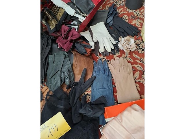 Lot 133 - lot schoonheid en accesoires: lederen handschoenen, rouwacce - afbeelding 7 van  7
